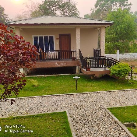 Hotel Hornbill Sauraha Exterior photo