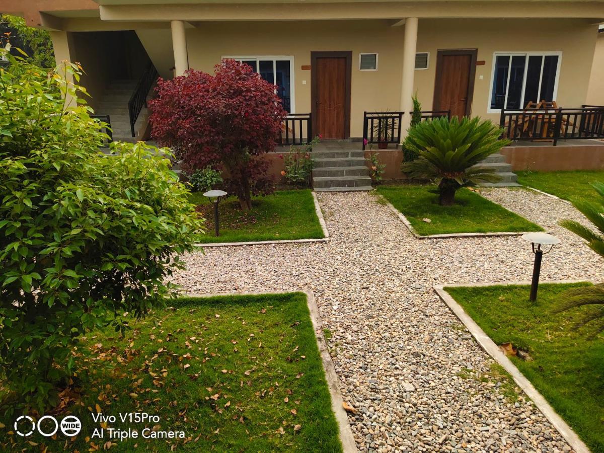 Hotel Hornbill Sauraha Exterior photo