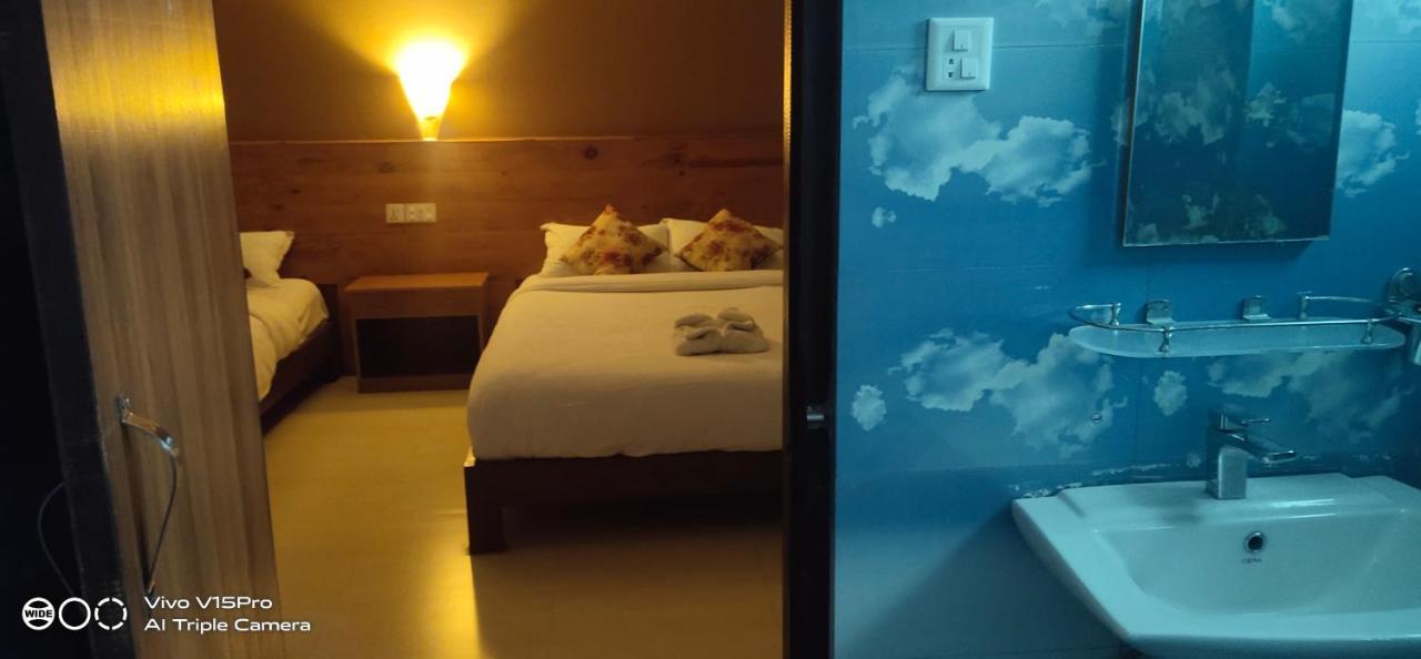 Hotel Hornbill Sauraha Exterior photo