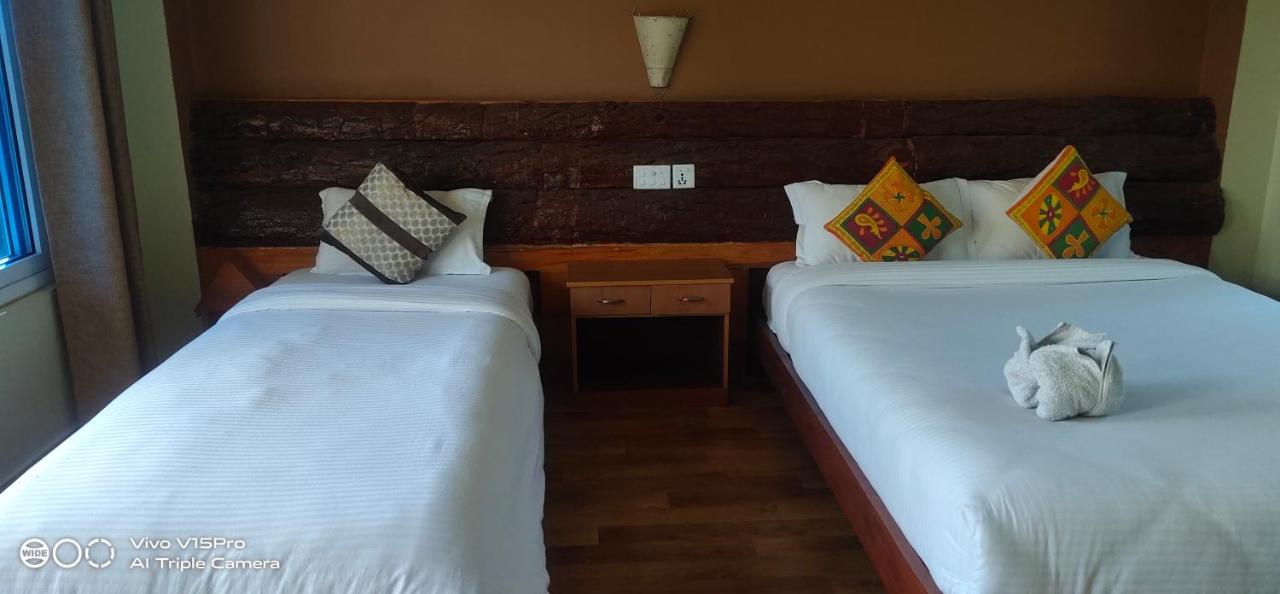 Hotel Hornbill Sauraha Exterior photo