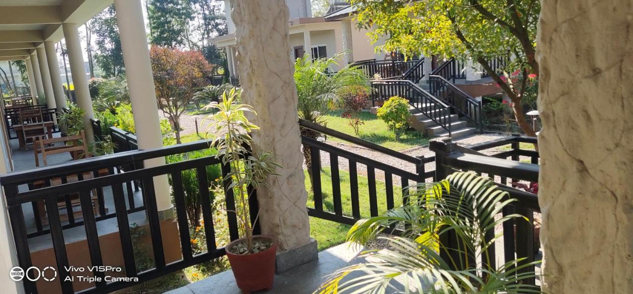 Hotel Hornbill Sauraha Exterior photo