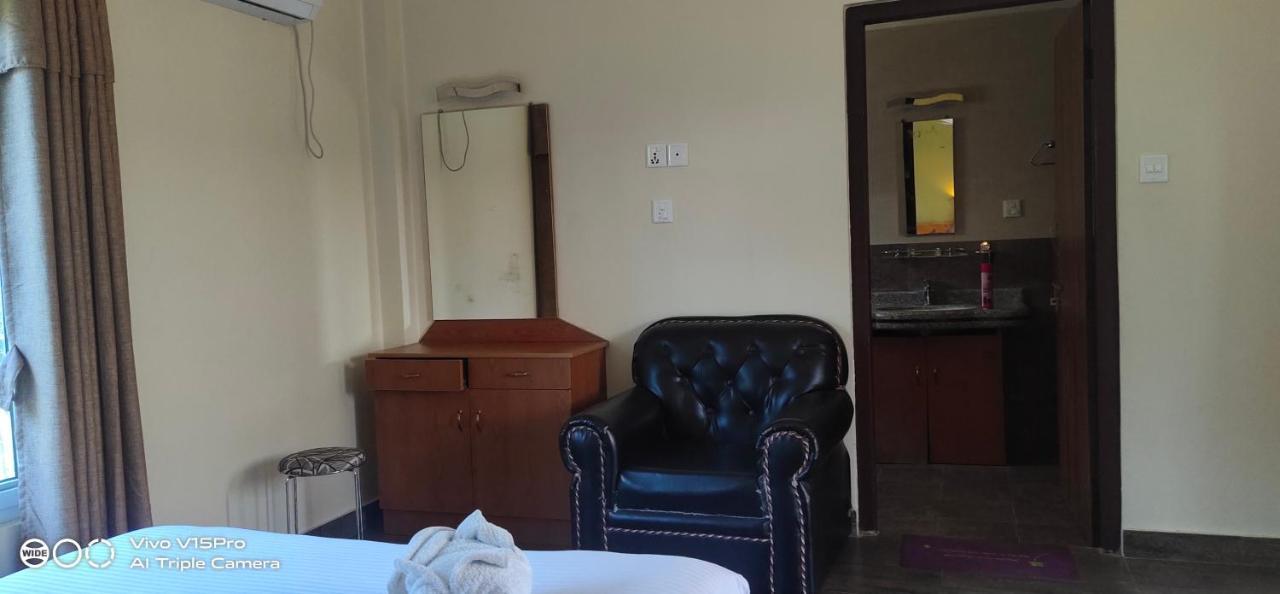 Hotel Hornbill Sauraha Exterior photo