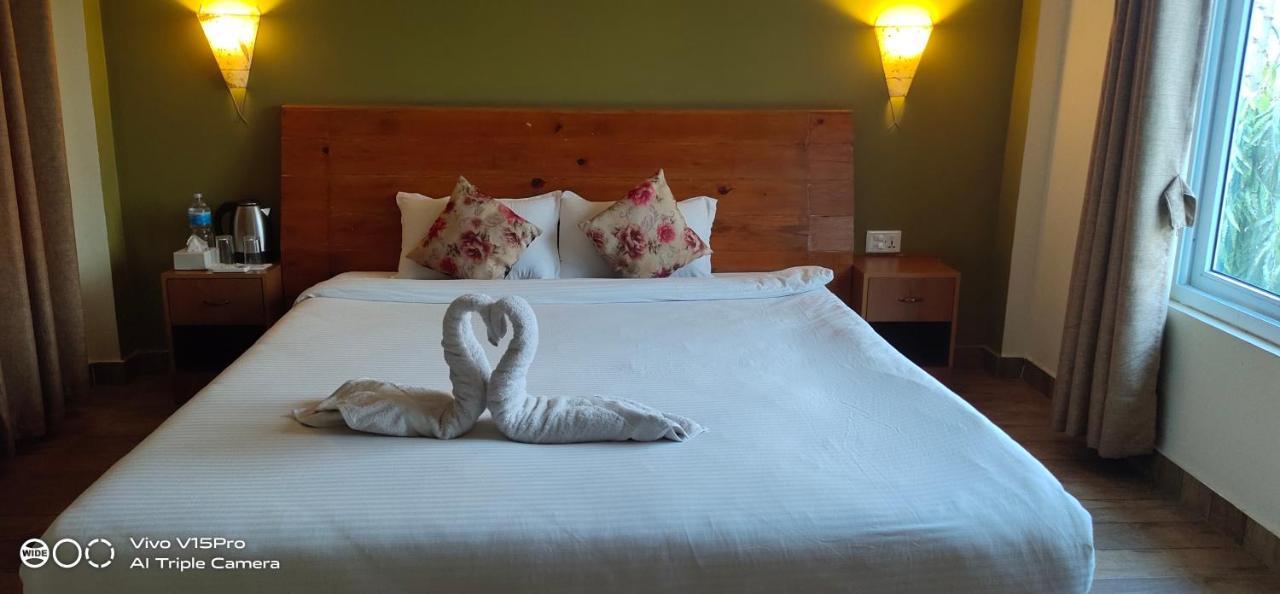 Hotel Hornbill Sauraha Exterior photo