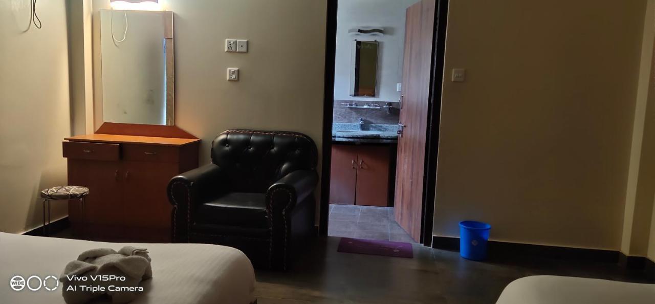 Hotel Hornbill Sauraha Exterior photo