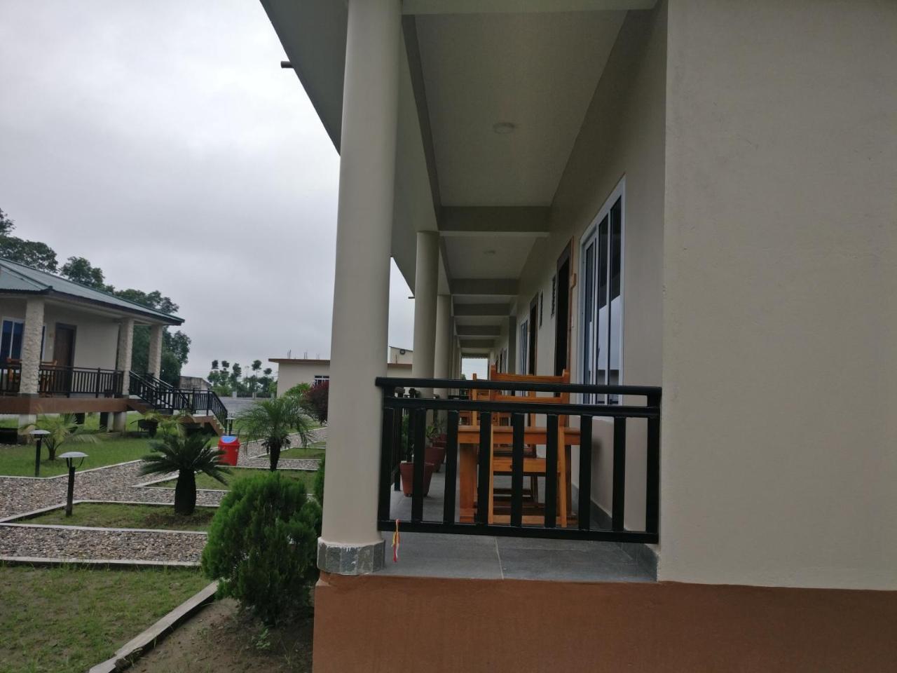 Hotel Hornbill Sauraha Exterior photo