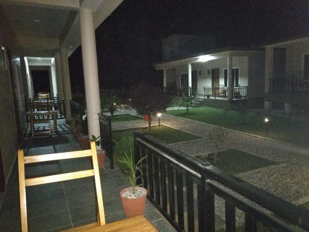 Hotel Hornbill Sauraha Exterior photo