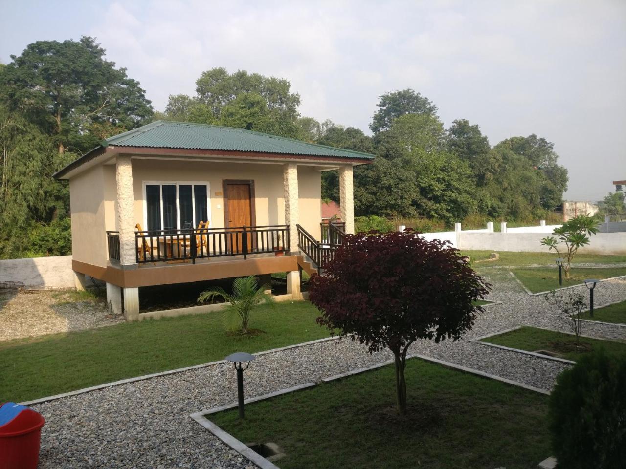 Hotel Hornbill Sauraha Exterior photo