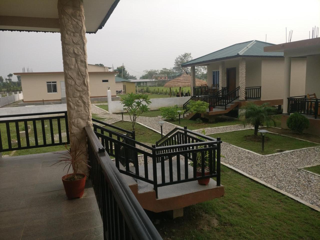 Hotel Hornbill Sauraha Exterior photo