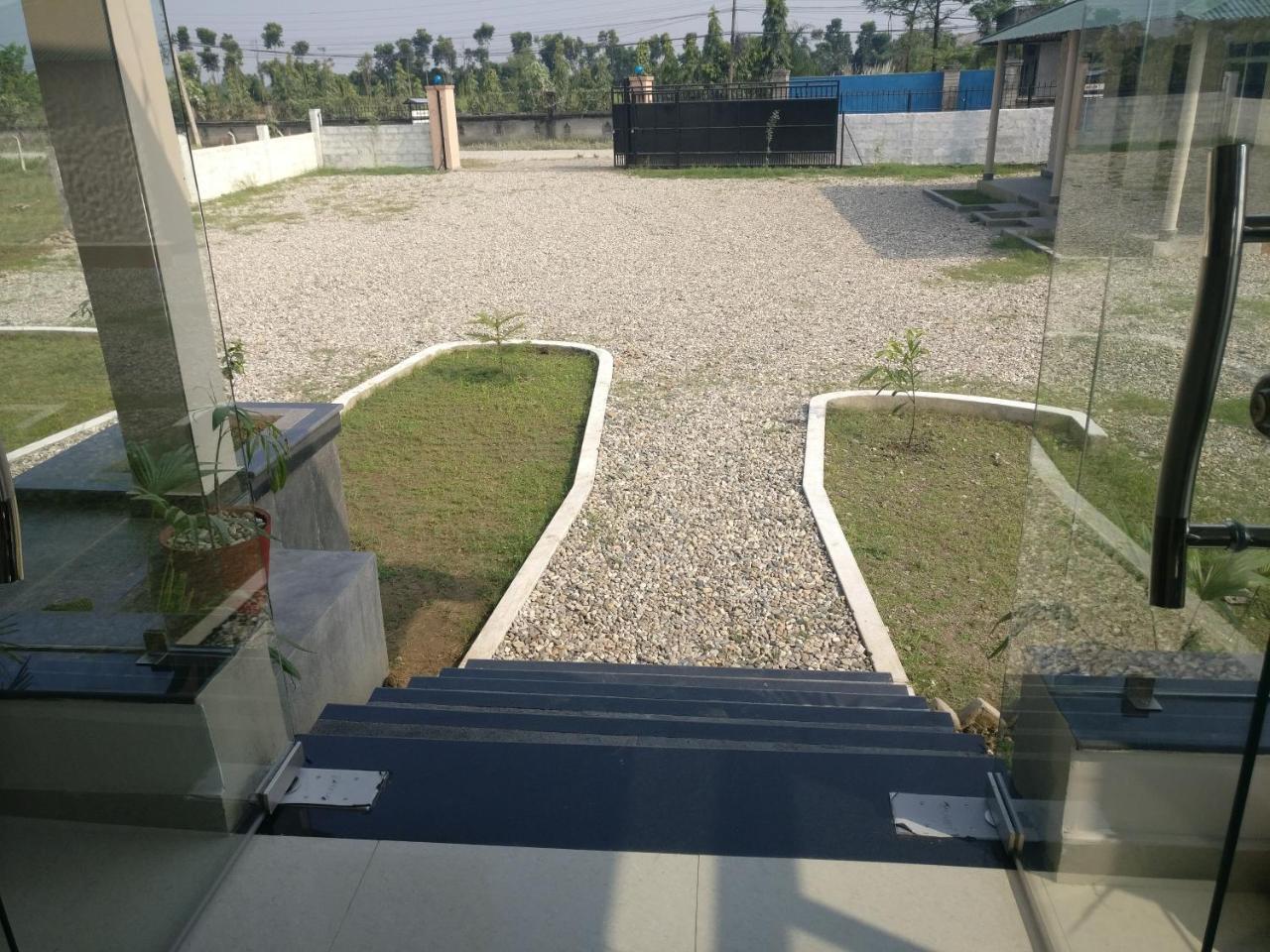 Hotel Hornbill Sauraha Exterior photo