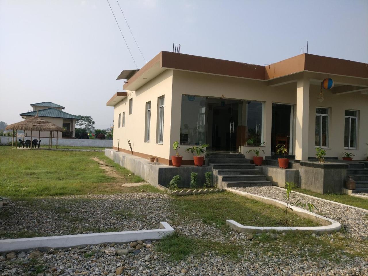 Hotel Hornbill Sauraha Exterior photo